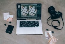 Jak ocenić projekt logo poza „podoba mi się” Laptop z Lightroomem, aparat DSLR i karty pamięci widziane z góry