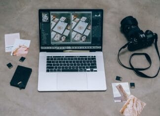 Jak ocenić projekt logo poza „podoba mi się” Laptop z Lightroomem, aparat DSLR i karty pamięci widziane z góry