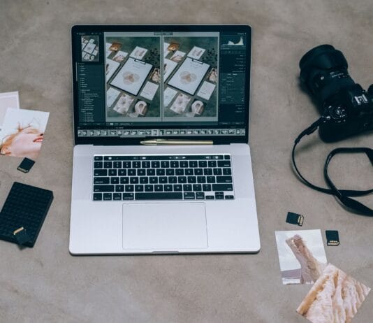 Laptop z Lightroomem, aparat DSLR i karty pamięci widziane z góry