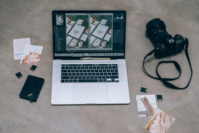 Laptop z Lightroomem, aparat DSLR i karty pamięci widziane z góry Laptop z Lightroomem, aparat DSLR i karty pamięci widziane z góry