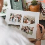 Jak tworzyć serie zdjęć, które opowiadają spójną historię, zamiast pojedynczych ładnych kadrów Fotografka układa wydruki zdjęć na biurku obok laptopa