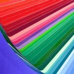Kolor w grafice komputerowej Podstawy teorii barw dla fotografów Wachlarz kolorowych próbek na fioletowym tle