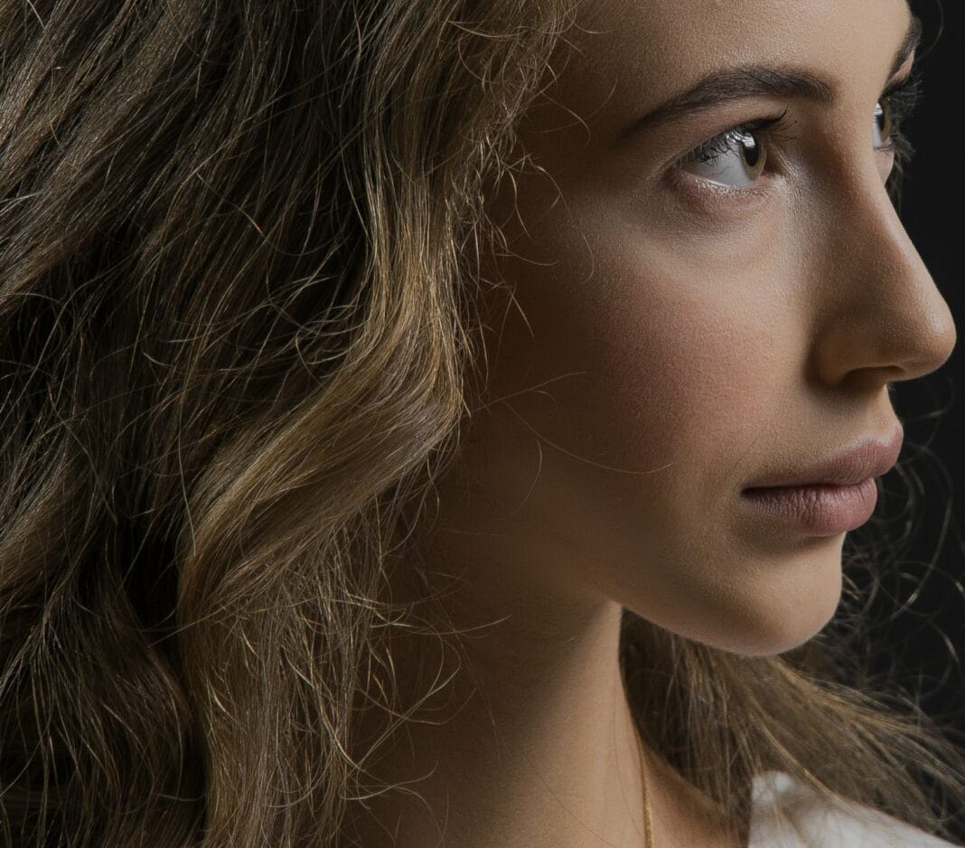 Profil blond kobiety w zbliżeniu z widocznymi detalami skóry
