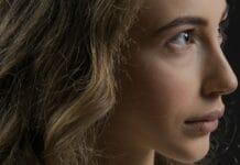 Jak wyrównać odcień skóry i usunąć czerwone plamy w Lightroomie za pomocą panelu HSL Profil blond kobiety w zbliżeniu z widocznymi detalami skóry