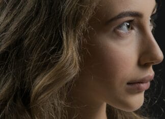 Profil blond kobiety w zbliżeniu z widocznymi detalami skóry