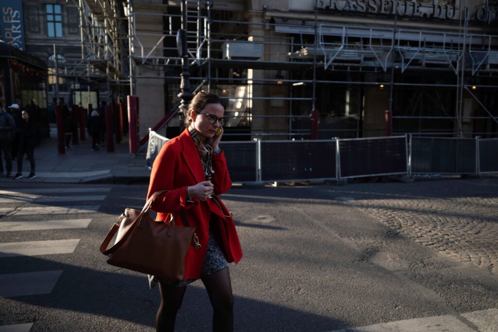 Francuski street style w fotografii: jak uchwycić paryski szyk na polskich ulicach?