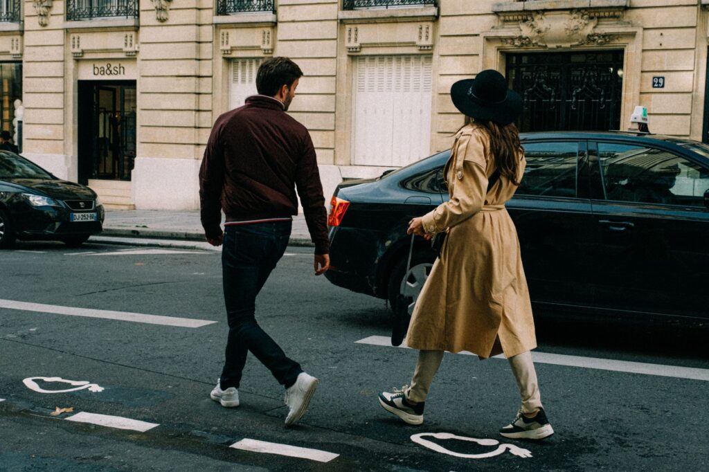 Francuski street style w fotografii: jak uchwycić paryski szyk na polskich ulicach?